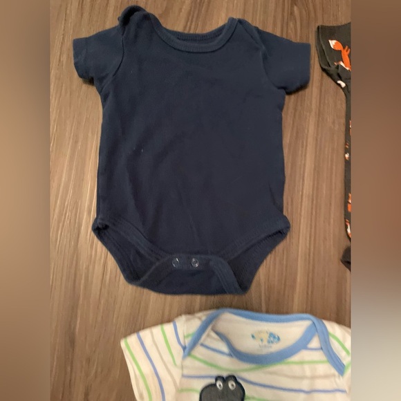 Assorted Baby Bodysuits Set - Navy, Black, White, Cream bundle size 6/9M - Picture 4 of 8